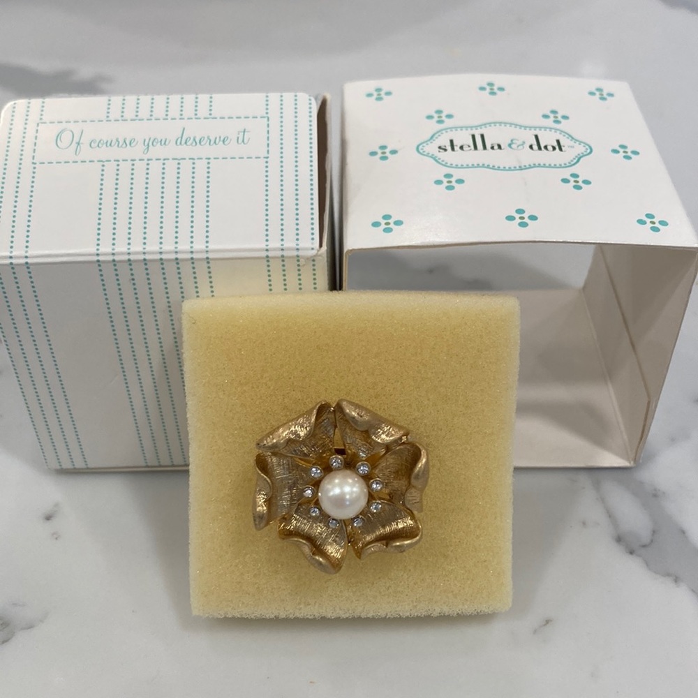 Stella and Dot gold pearl adjustable ring.